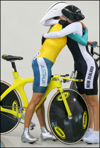 New Zealander Sarah Ulmer (R) and Australian Katie Mactier congratulate each other 