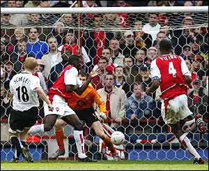 Paul Scholes scores