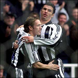 Gary Speed congratulates Craig Bellamy