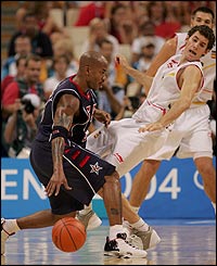 Stephon Marbury holds off Rodolfo Fernandez's challenge