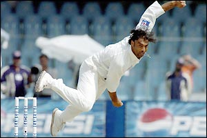 Shoaib Akhtar opens the bowling in typically aggressive style