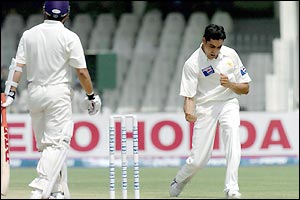 Sachin Tendulkar makes only two runs as Pakistan start to take control