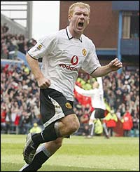 Paul Scholes celebrates scoring against Arsenal