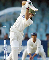 Taufeeq Umar opens for Pakistan and scores 24