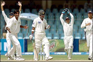 India celebrate the dismissal of Imran Farhat
