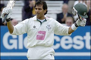 Vikram Solanki scores a century as part of a 194-run partnership with David Leatherdale