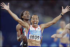 Kelly Holmes fights off Maria Mutola to win gold in the 800m