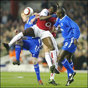 Arsenal's Kolo Toure is squeezed by Chelsea's Damien Duff and Jimmy Floyd Hasselbaink 