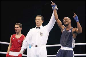 Yan Bhartelemy Varela beats Turkey's Atagun Yalcinkaya in the light flyweight final