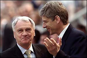 Sir Bobby Robson with Arsenal boss Arsene Wenger