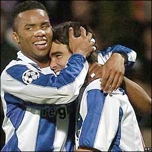 Carlos Alberto hugs Deco after Porto's first goal against Lyon