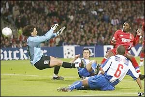 Peguy Luyindula scores for Lyon