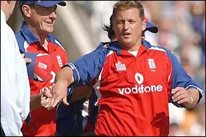 Ashley Giles congratulates Darren Gough on his wicket as India are reduced to 10-1