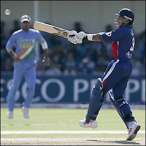 Vikram Solanki plays in his first ODI since England's 2003 tour of Bangladesh