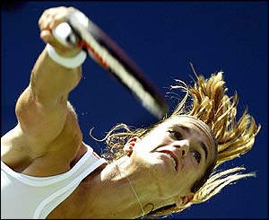 Mauresmo powers a serve to Vento-Kabchi 