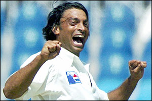 Shoaib Akhtar celebrates