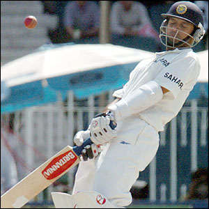 Rahul Dravid avoids a bouncer