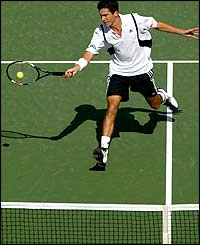 Henman takes set three