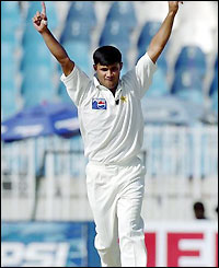 Imran Farhat finally claims the wicket of Rahul Dravid for Pakistan