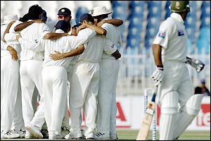 Taufeeq Umar scores 13 as Pakistan get off to a bad start in reply to India's huge total