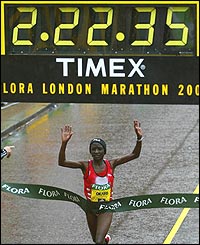 Margaret Okayo crosses the finish line