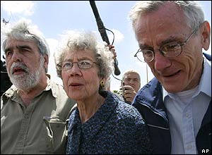 Sunday Times journalist Peter Hounam, left, with Mordechai Vanunu's 