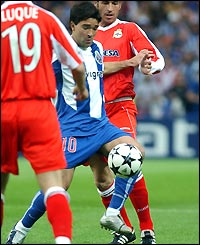 Deco is squeezed out by two Deportivo defenders