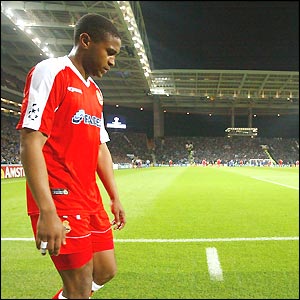 Deportivo's Andrade trudges off after his red card against Porto