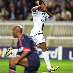 Drogba celebrates Chelsea's second goal