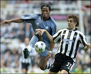 Didier Drogba beats Jonathan Woodgate to the ball
