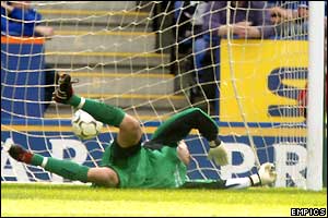 Leicester keeper Ian Walker is beaten by Michael Tarnat's 35-yard free kick