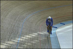 Sharpe and Hunter compete in the men's individual pursuit
