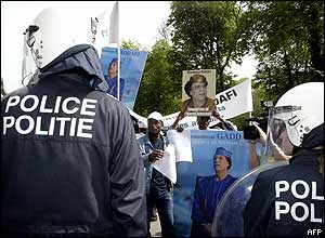 Police and Gaddafi supporters