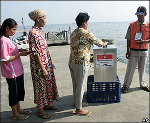 Indonesians wait in line to cast their ballots Monday, Sept. 20, 2004 at a polling station near the Java Sea in Jakarta