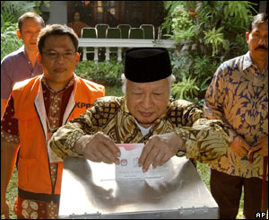 Former Indonesian President Suharto casts his vote, Sept. 20, 2004, in Jakarta