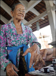 A woman from Denpasar has her finger inked after she voted in the second round of presidential elections in Bali, Sept 20, 2004 