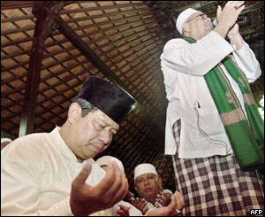 Presidential candidate Susilo Bambang Yudhoyono prays before voting in Cibubur, West Java