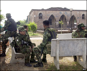 Soldiers next to Krue Se mosque in Pattani