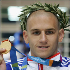 Andrew Lindsay defends title