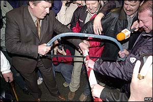 Polish and Slovakian officials dismantle a border crossing