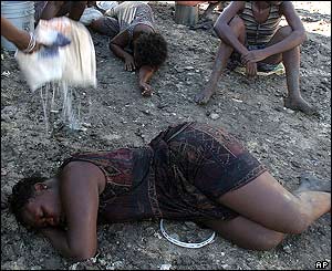 Woman fainting in Gonaives.