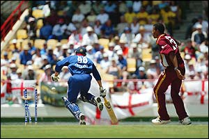 Chris Read is run out by Merv Dillon 