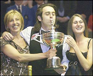 Ronnie O'Sullivan and his mother and sister celebrate his win