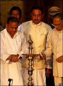 Chief Minister of Indian state of Uttar Pradesh Mulayam Singh Yadav (L) with State Governor T.S.Rajeshwar (R) light the inauguration lamp of the Taj International Tourism year.