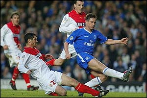 Frank Lampard fires the ball past Flavio Roma to give Chelsea a 2-0 lead