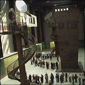 Louise Bourgeoise's sculpture I Do I Undo