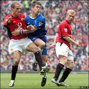 Manchester United's Phil Neville tussles with Chelsea's Joe Cole 