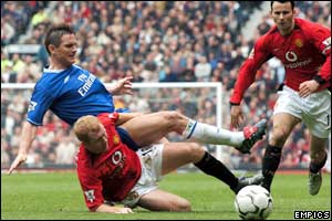 Paul Scholes fouls Chelsea midfielder Frank Lampard