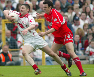 Enda McGinley is chased by Kevin McGuckin