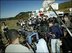 Peter Frenzen (far left), monument scientist for the Mount St Helens National Volcanic Monument, takes questions from reporters, 3 October 2004, at the Castle Lake Viewpoint in Washington state